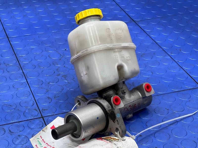 2002-2005 Jeep Liberty Brake Master Cylinder Assembly Genuine OEM 05072526AA