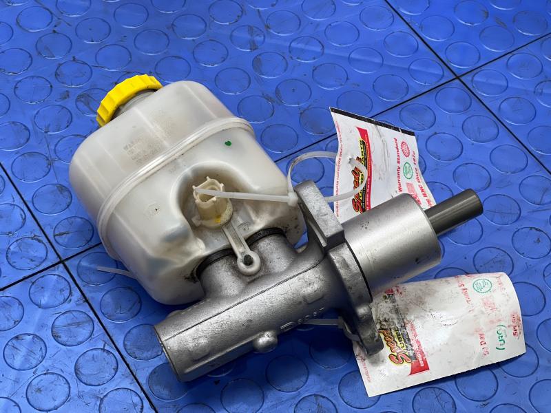 2002-2005 Jeep Liberty Brake Master Cylinder Assembly Genuine OEM 05072526AA