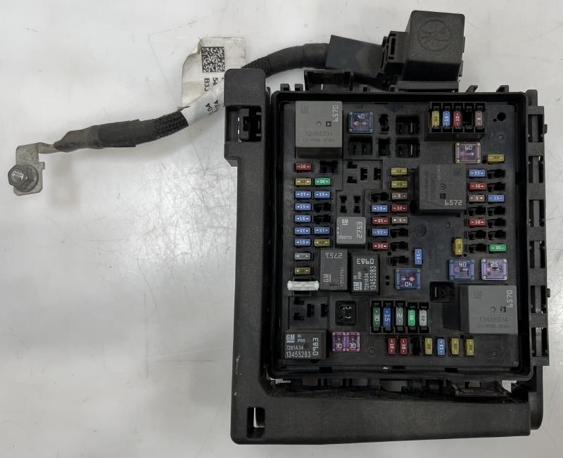 2017 - 2019 GMC Acadia Engine Wiring Harness Junction Block OEM 84155665