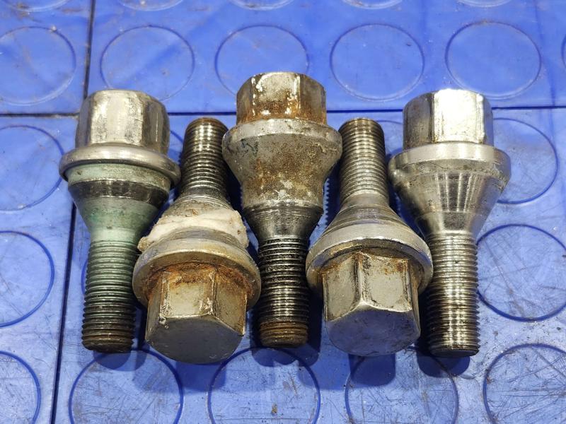 2017 Chrysler 200 Lug Nuts