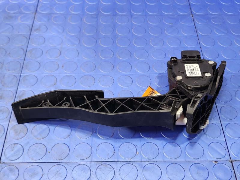 2020-2021 GMC Terrain Accelerator Pedal Assembly Genuine OEM Part 84366778