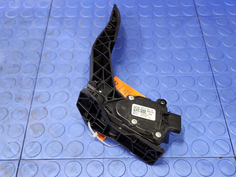 2020-2021 GMC Terrain Accelerator Pedal Assembly Genuine OEM Part 84366778