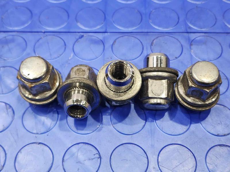 2014 Toyota Prius Lug Nuts