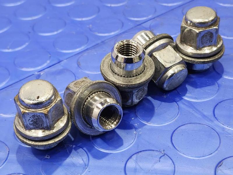 2014 Toyota Prius Lug Nuts