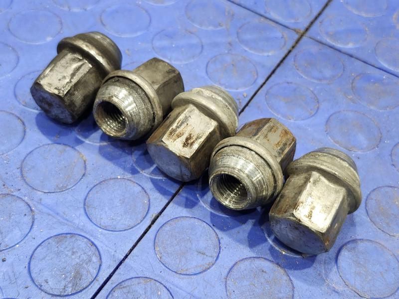 2012 Jeep Grand Cherokee Lug Nuts
