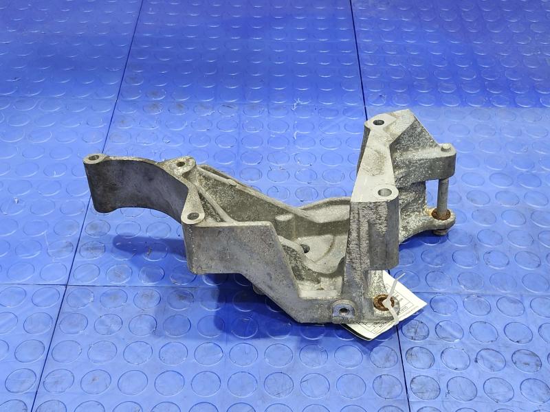 2015 GMC Yukon XL Alternator Bracket