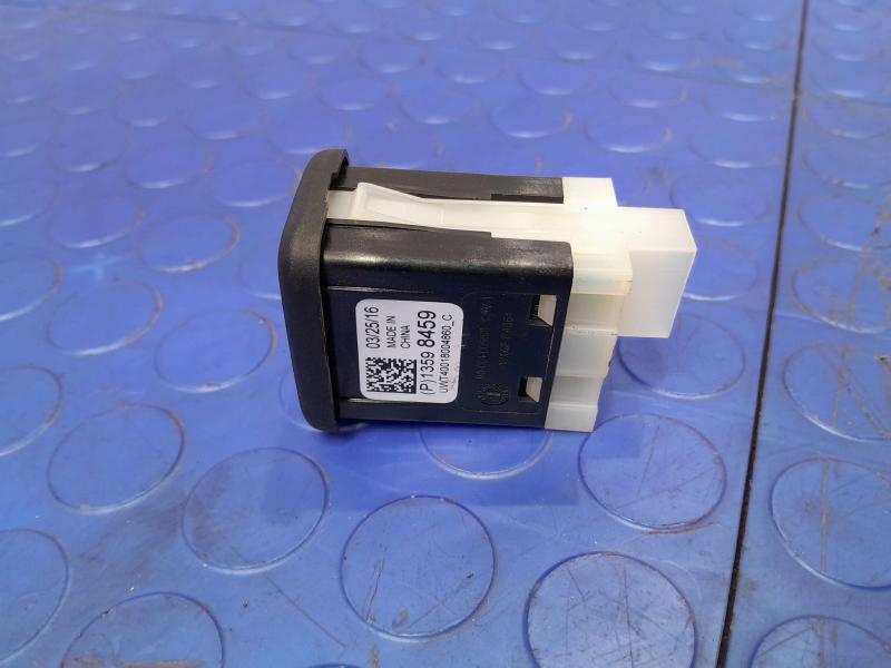 2018-2023 GMC Acadia Dual USB Charge Port Assembly Genuine OEM 13598459
