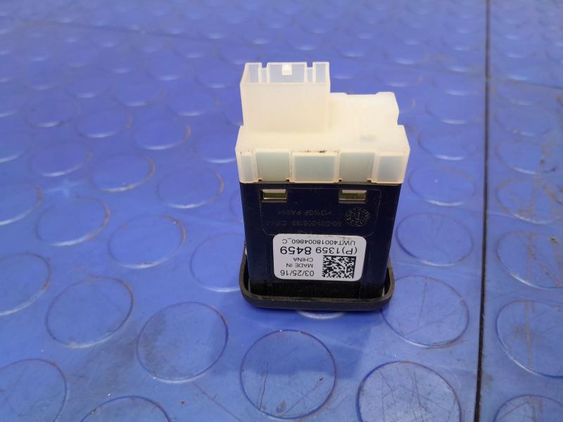 2018-2023 GMC Acadia Dual USB Charge Port Assembly Genuine OEM 13598459