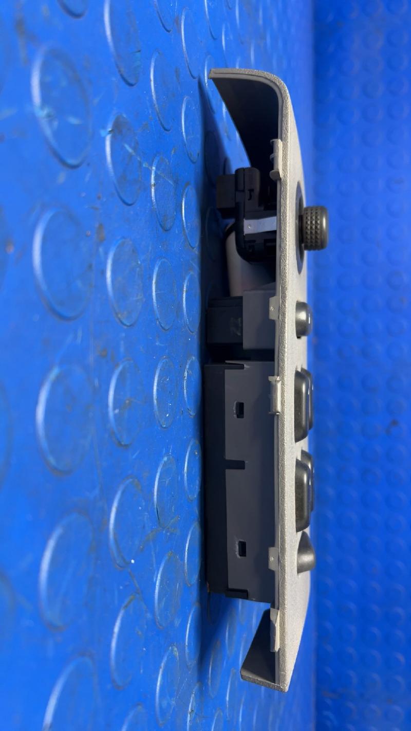 2005 Ford F-150 Door Switch Front