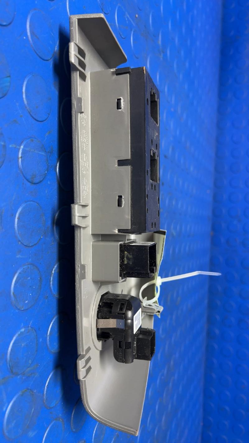 2005 Ford F-150 Door Switch Front