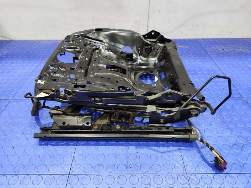 2018 Volkswagen Passat Seat Track