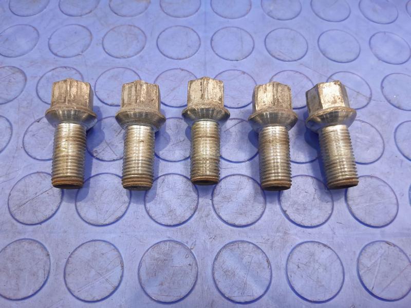 2013 Volkswagen Beetle Lug Nuts
