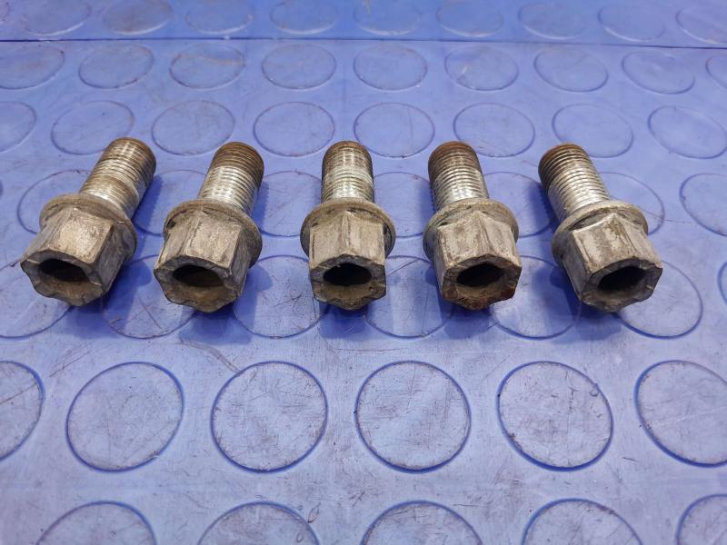 2013 Volkswagen Beetle Lug Nuts