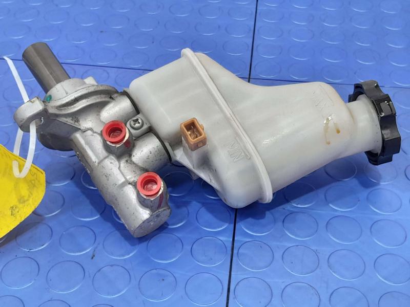 2011-2013 Kia Sorento Brake Master Cylinder Assembly Genuine OEM 585101U801