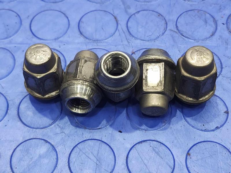 2010 Chevrolet Impala Lug Nuts
