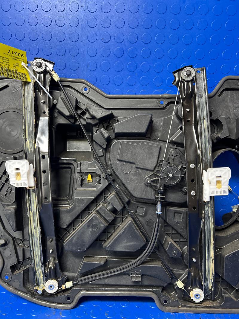 2019 Dodge Grand Caravan Front Door Regulator