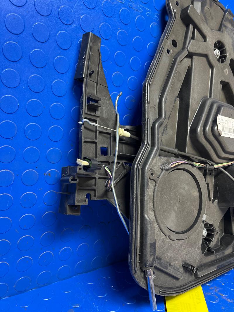 2019 Dodge Grand Caravan Front Door Regulator