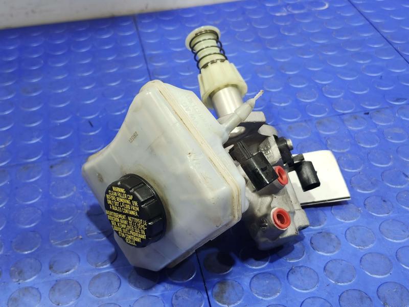 2017-2019 Audi Q7 OEM Brake Master Cylinder Assembly Genuine 4M0611021A