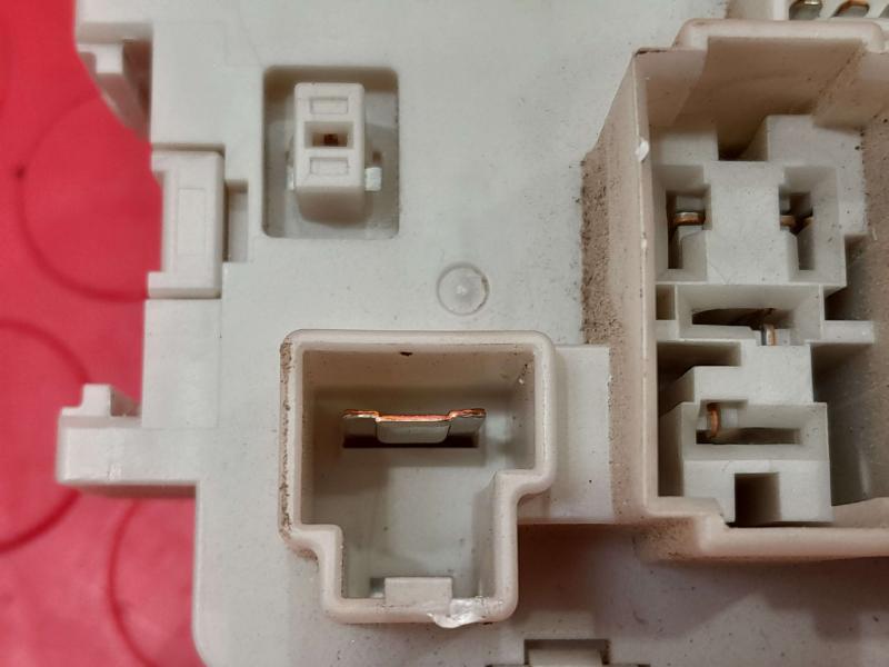2006 Nissan Pathfinder Cabin Fuse Box