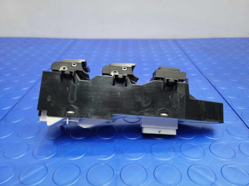 2013 Hyundai Santa Fe Door Switch Front