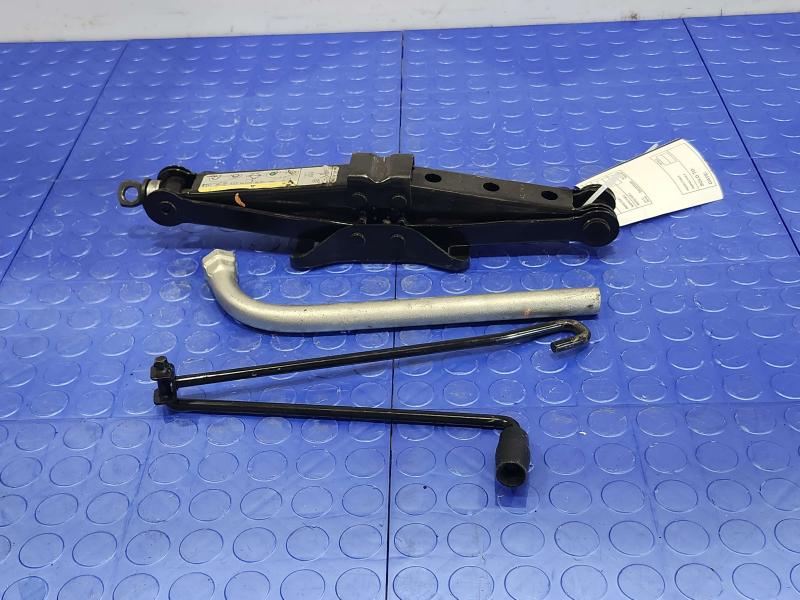 2020 Volkswagen Passat Jack Assembly