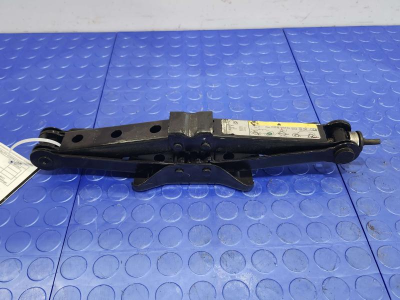 2020 Volkswagen Passat Jack Assembly