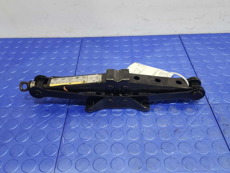 2020 Volkswagen Passat Jack Assembly