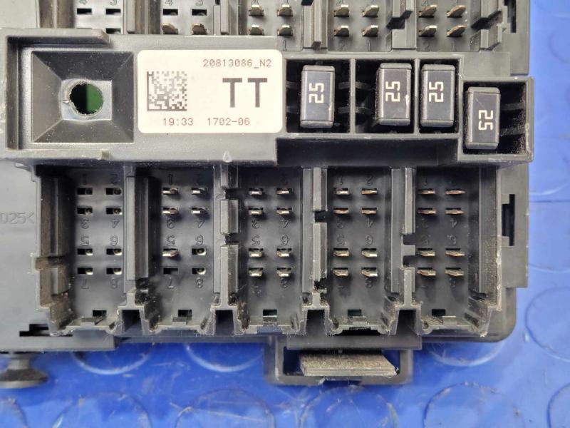 2007-2014 Cadillac Escalade Body Wiring Harness Junction Block OEM 20813086