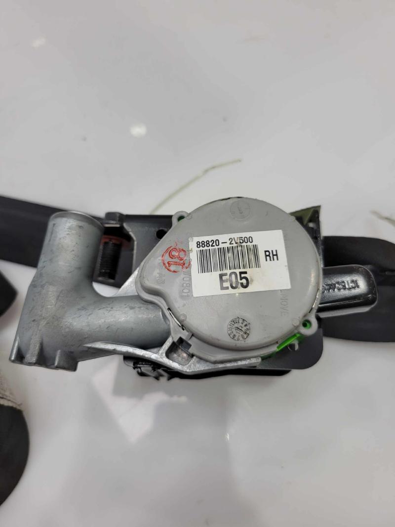 2013 Hyundai Veloster Front Seat Belt