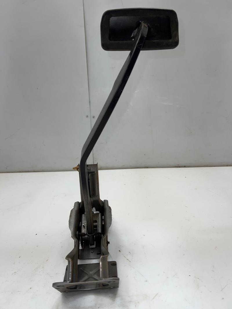 2005 - 2007 Nissan Frontier Xterra Pathfinder Brake Pedal Assembly OEM 46501-EA00B