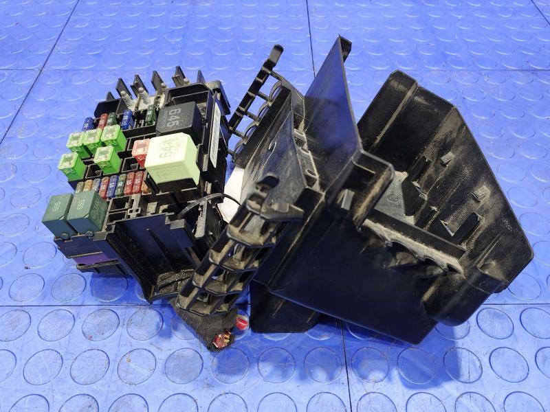 2018 Volkswagen Passat Engine Fuse Box