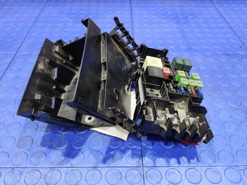 2018 Volkswagen Passat Engine Fuse Box