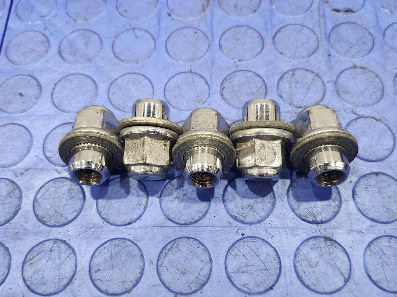 2017 Toyota Prius Lug Nuts