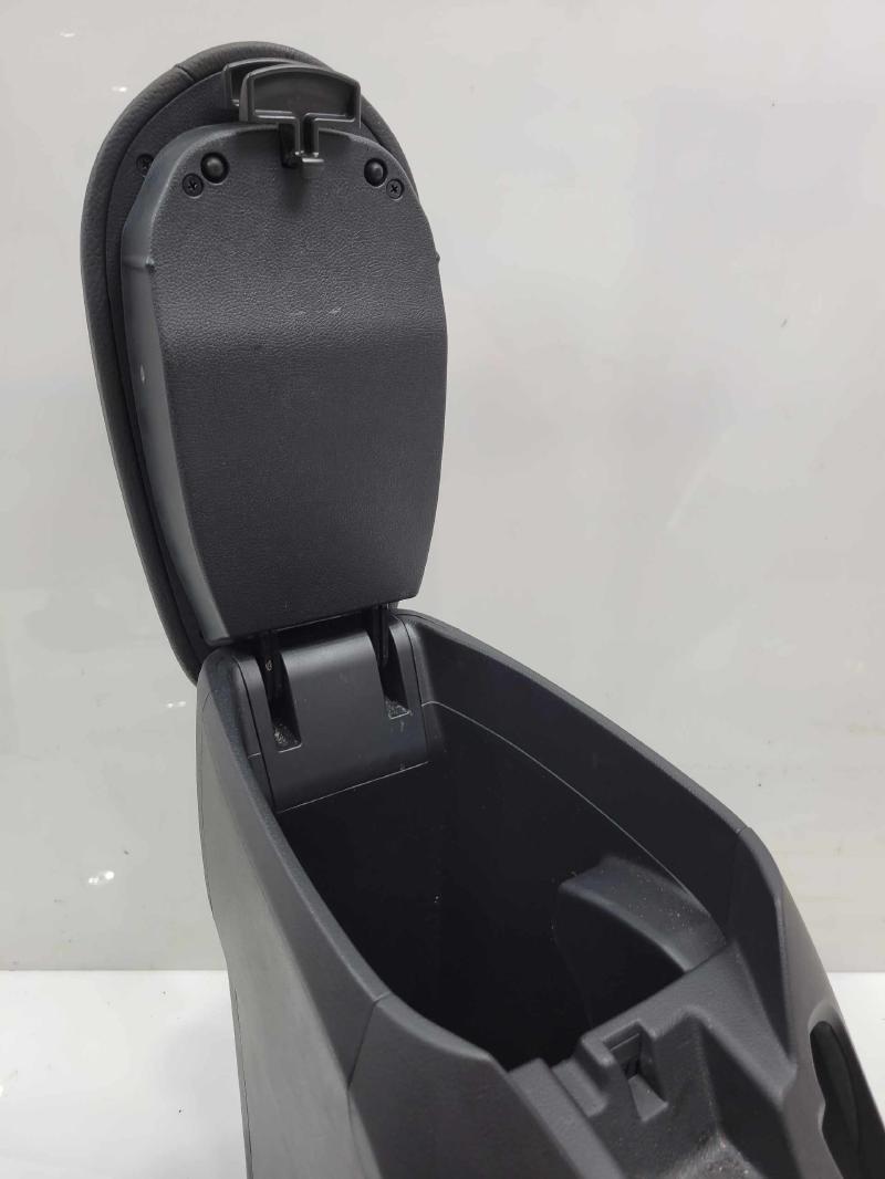 2013 Hyundai Veloster Front Console