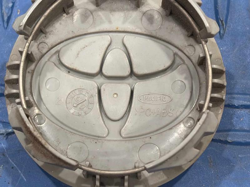 2007 Toyota RAV4 Center Cap