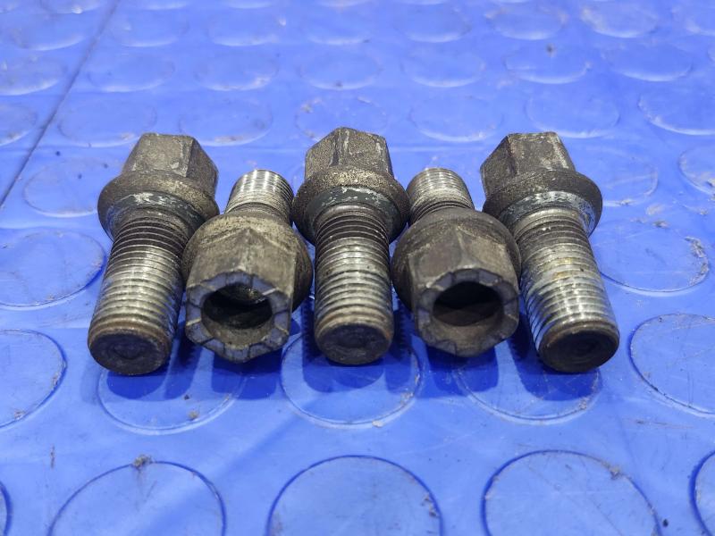 2016 Volkswagen Jetta Lug Nuts