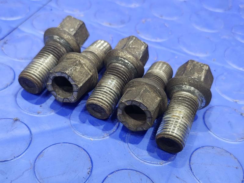 2016 Volkswagen Jetta Lug Nuts