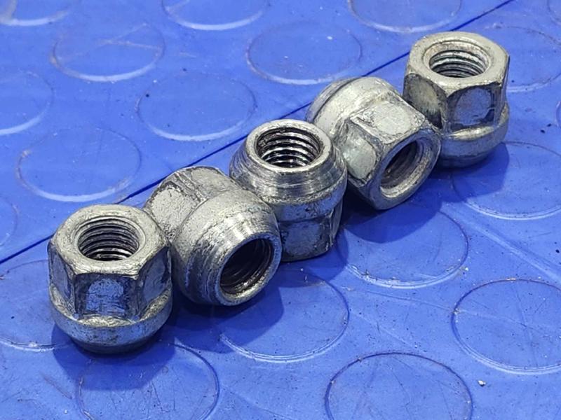 2009 Chevrolet Impala Lug Nuts