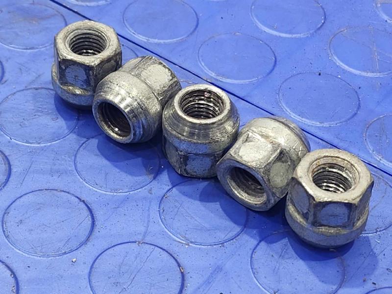 2009 Chevrolet Impala Lug Nuts