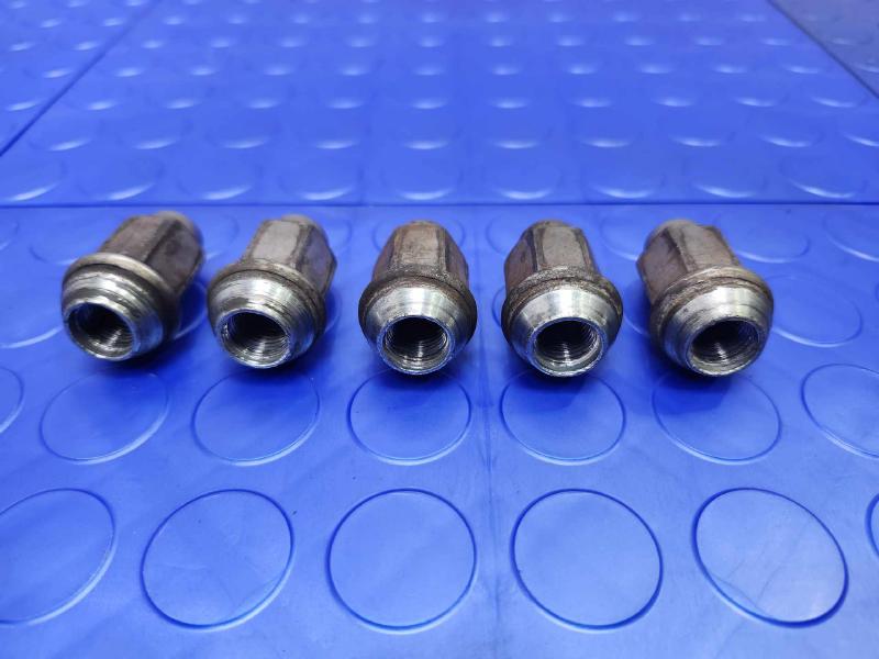 2013 Ford Taurus Lug Nuts