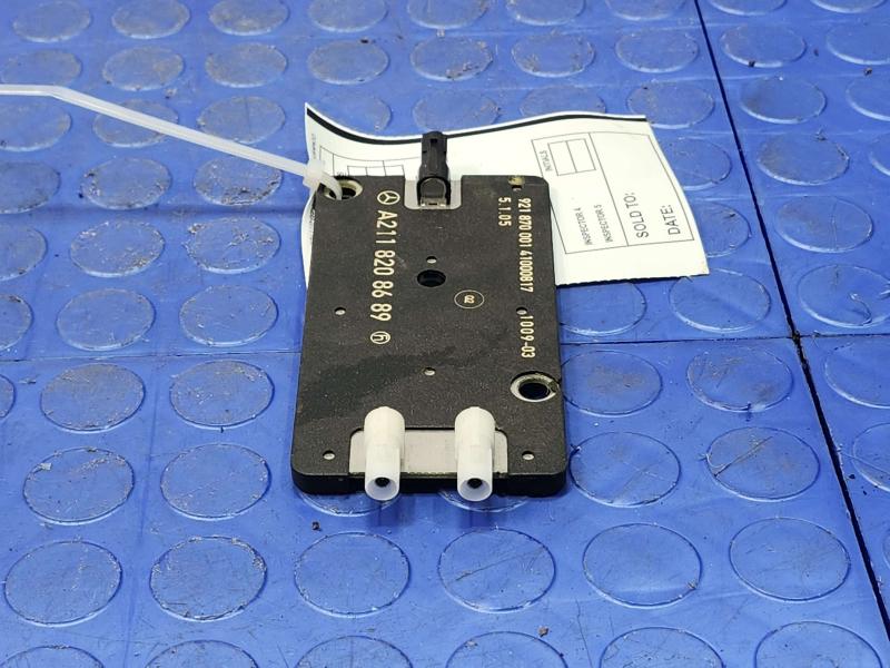 2006 Mercedes-Benz W219 CLS Radio Antenna Amplifier Genuine OEM 2118208689