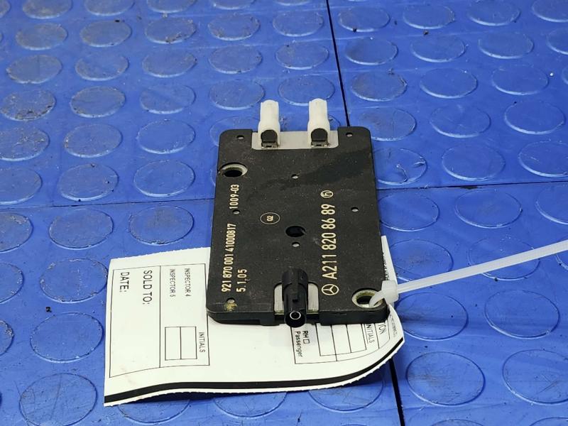 2006 Mercedes-Benz W219 CLS Radio Antenna Amplifier Genuine OEM 2118208689