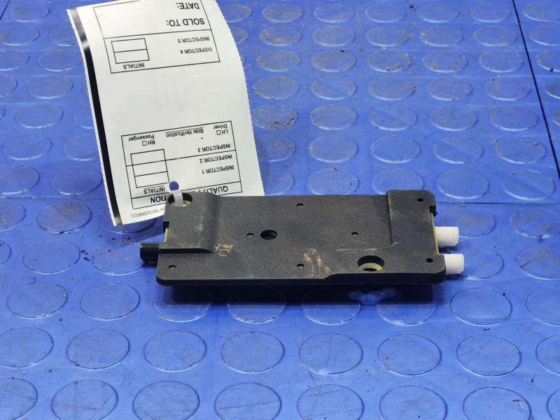 2006 Mercedes-Benz W219 CLS Radio Antenna Amplifier Genuine OEM 2118208689