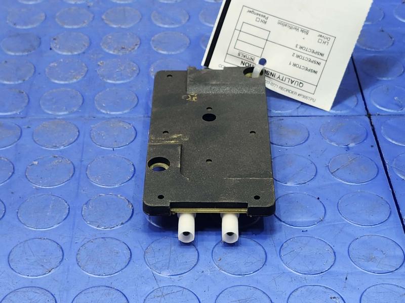 2006 Mercedes-Benz W219 CLS Radio Antenna Amplifier Genuine OEM 2118208689