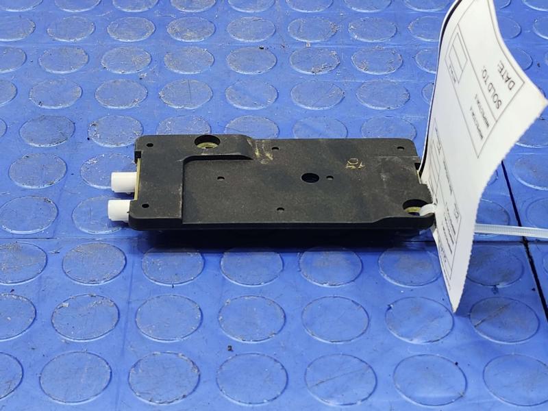 2006 Mercedes-Benz W219 CLS Radio Antenna Amplifier Genuine OEM 2118208689