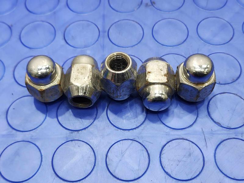 2014 Hyundai Santa Fe Lug Nuts