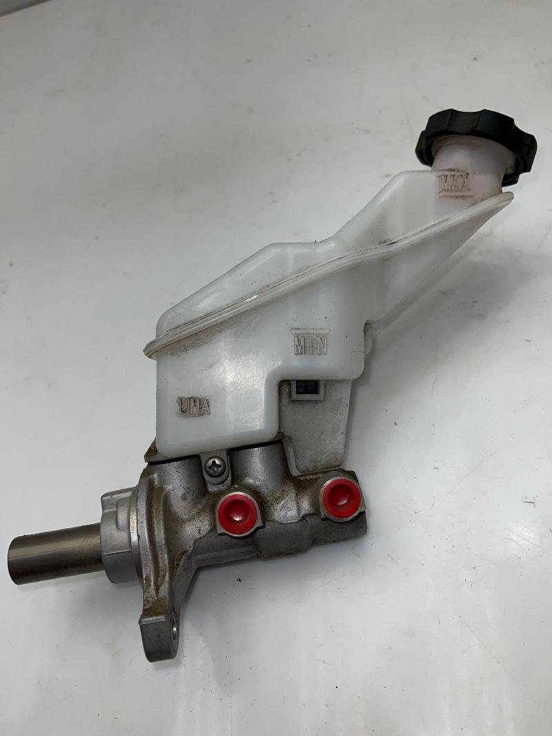 2016 - 2020 Kia Sorento Brake Master Cylinder Assembly OEM 58510C6800