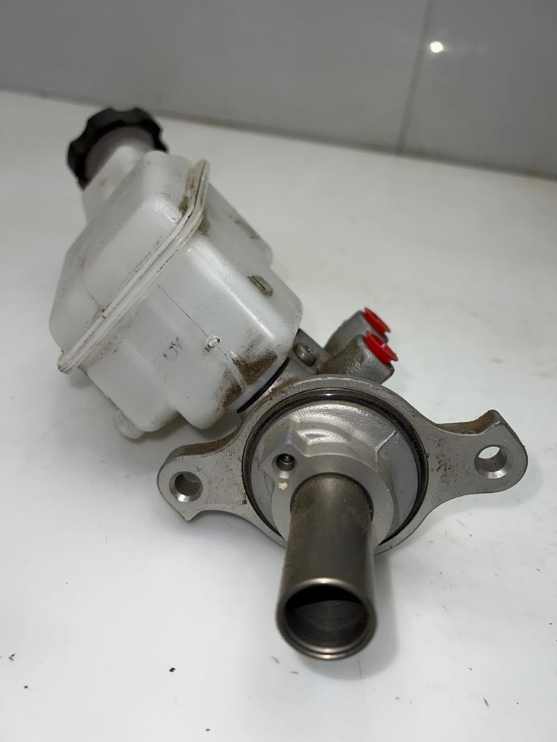 2016 - 2020 Kia Sorento Brake Master Cylinder Assembly OEM 58510C6800