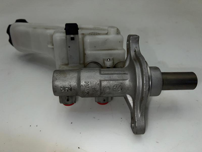 2016 - 2020 Kia Sorento Brake Master Cylinder Assembly OEM 58510C6800