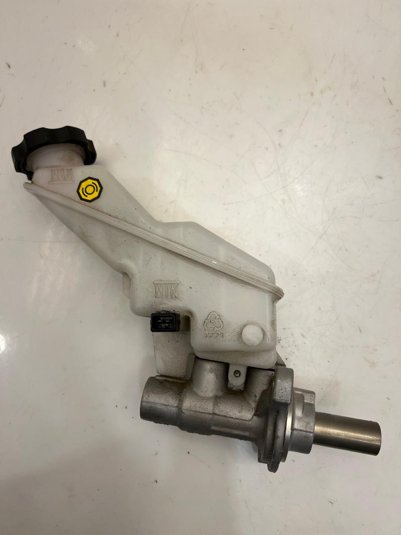 2016 - 2020 Kia Sorento Brake Master Cylinder Assembly OEM 58510C6800